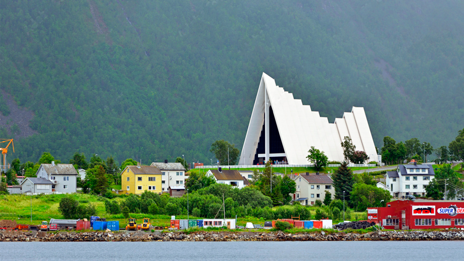 Catedral-do-Artico-em-Tromso 