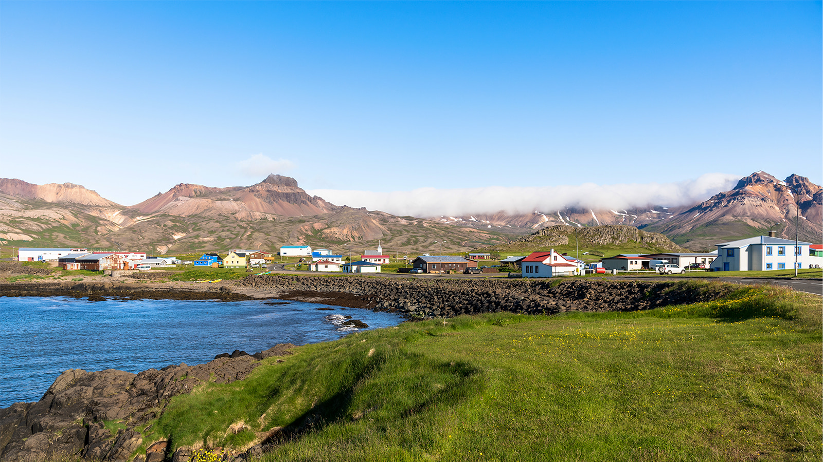 Pequena-vila-piscatoria-na-Islandia 