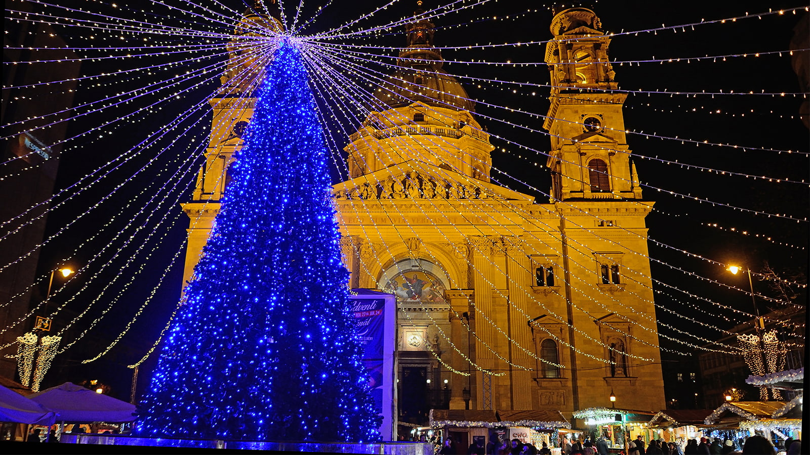 Mercado-de-Natal-em-frente-a-Basilica-Sao-Estevao-em-Budapeste 