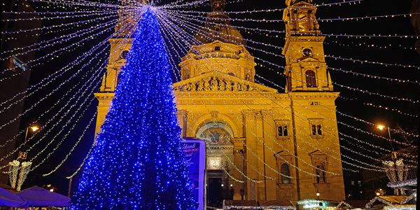 Mercado-de-Natal-em-frente-a-Basilica-Sao-Estevao-em-Budapeste 