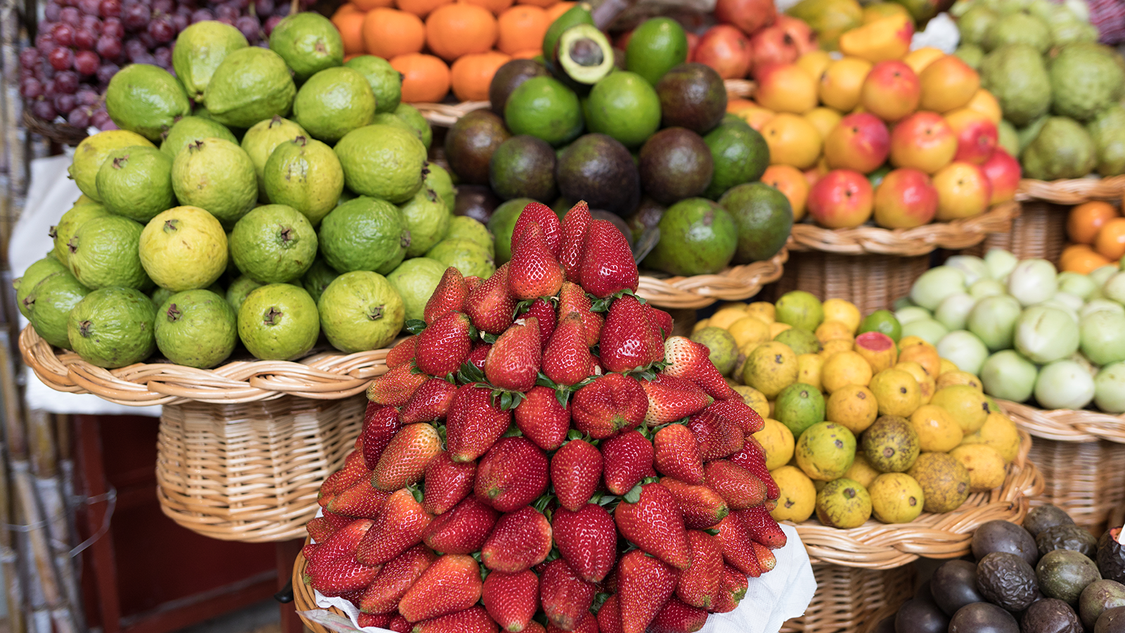 Frutas-exoticas-Mercado-Lavradores 